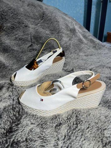 Жіночі босоніжки Tommy Hilfiger на танкетці 38 393 фото